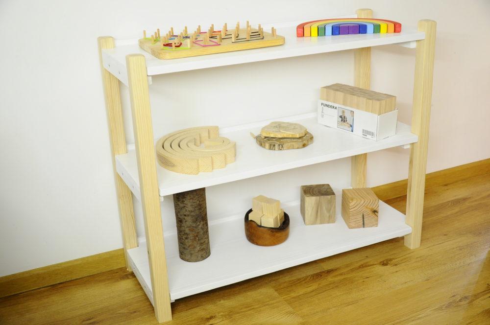 Estetyczny regał na pomoce Montessori. Z litego naturalnego drewna.
