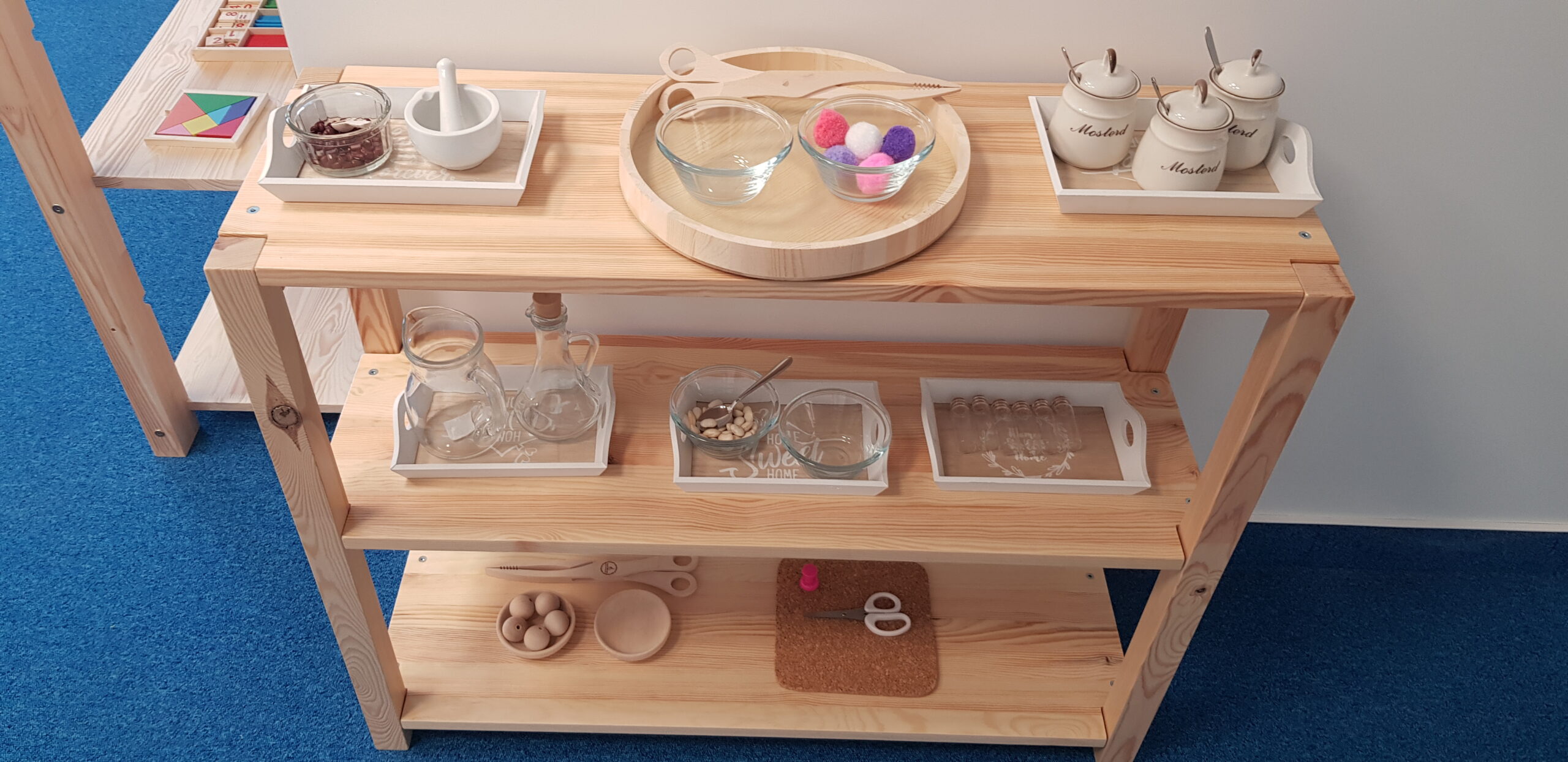 drewniany regał montessori https://polanamontessori.pl/