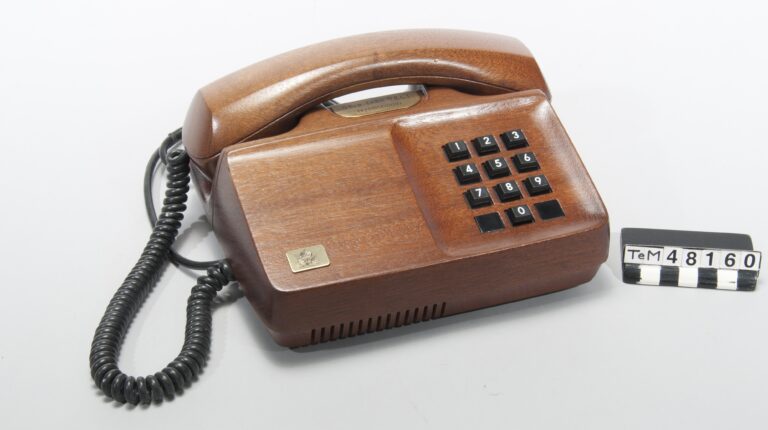 telefon z drewna